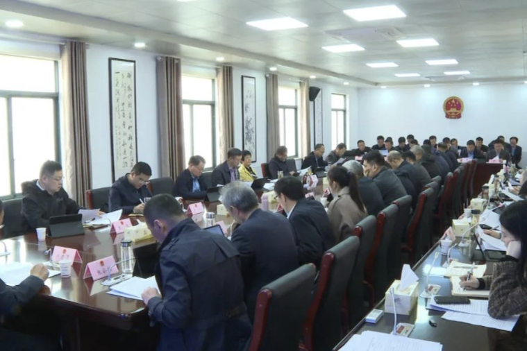 县十三届人大常委会第三十二次会议召开